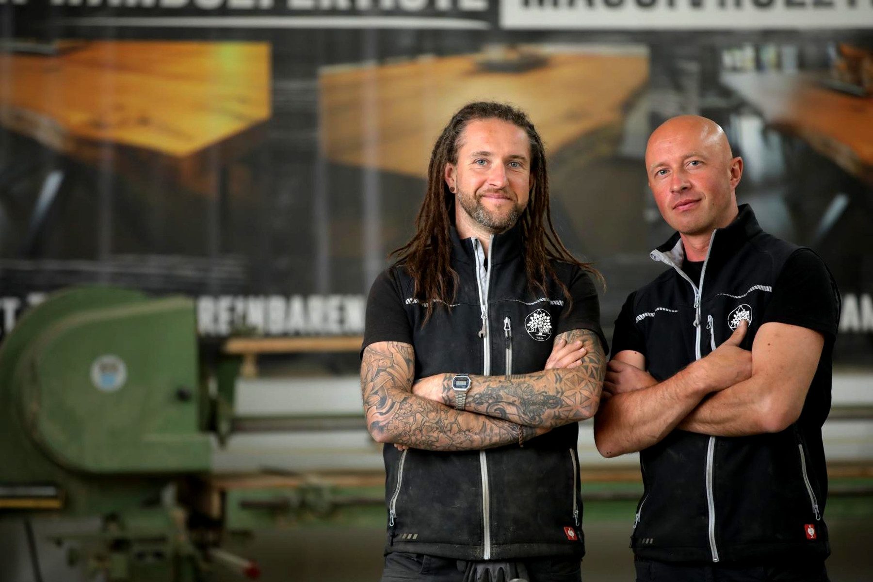 Eugen Stieben und Alexander Mangold in ihrer Werkstatt in Harmstorf