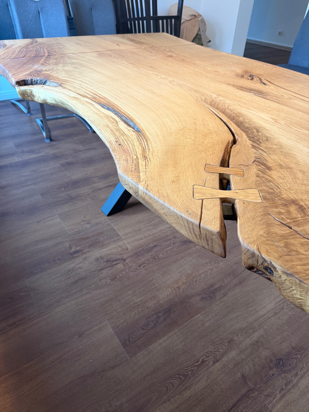 Esstisch aus Eiche mit Naturkante und Holzschmetterling, von oben in einem Wohnraum