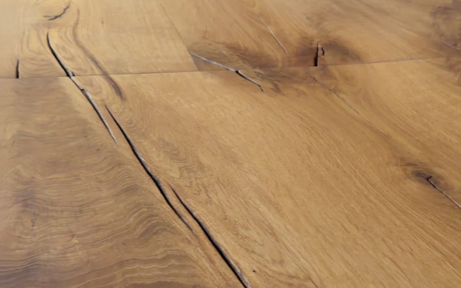 Eichenplatte mit zwei eingelassenen Holzschmetterlingen, die einen Riss schließen