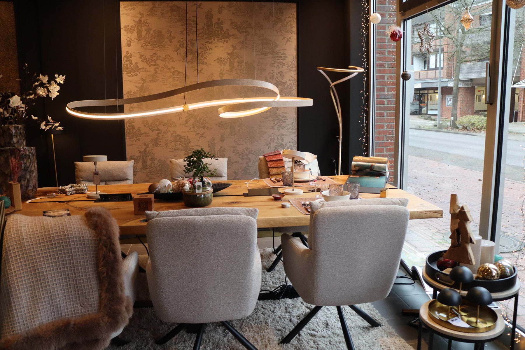 Showroom Interiorwerk in Buchholz in der Nordheide mit Esstisch aus Eiche