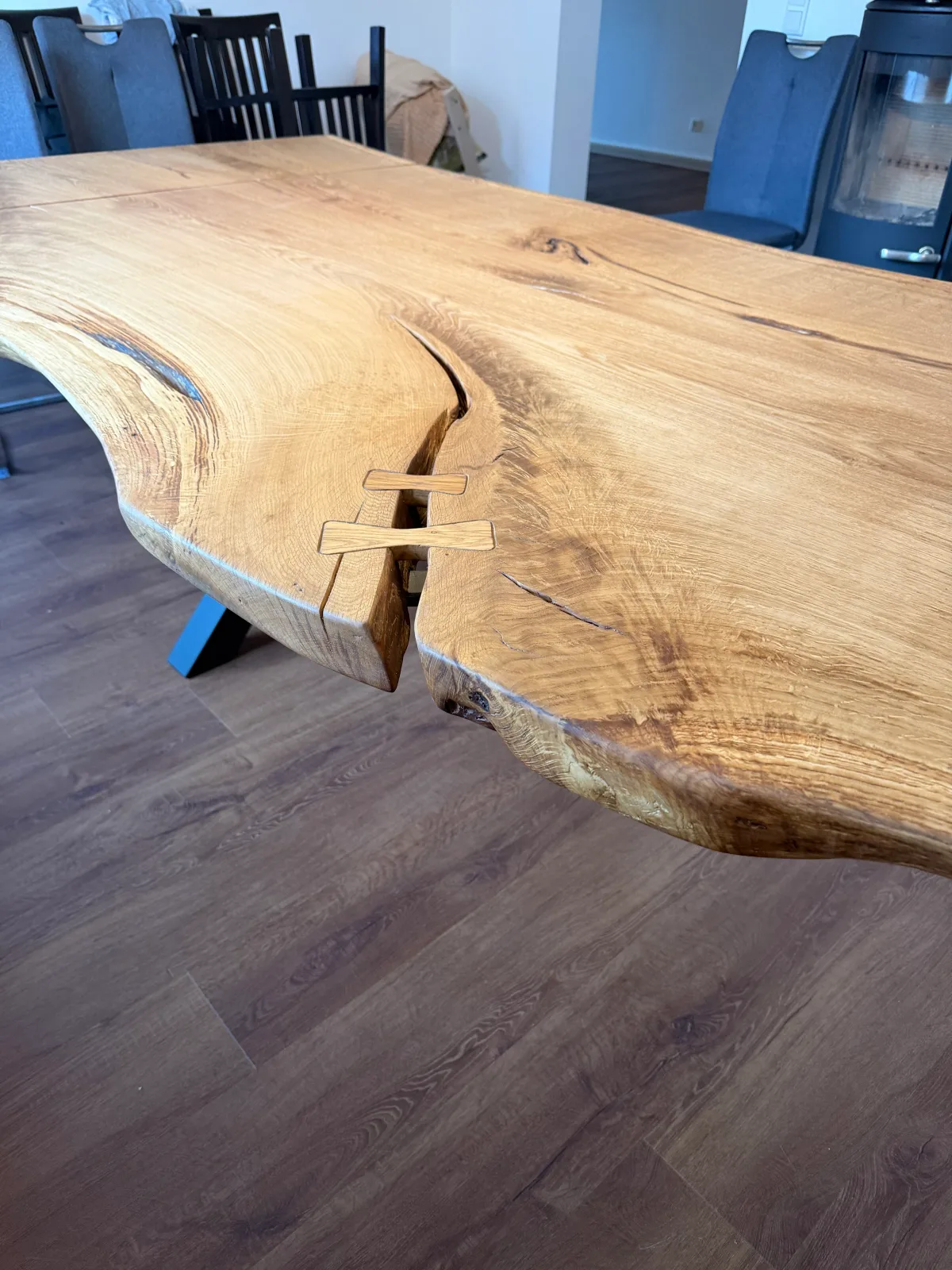 Eichenplatte mit zwei eingelassenen Holzschmetterlingen, die einen Riss schließen
